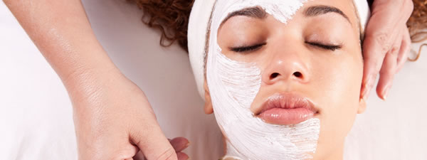 Massaging your face | Titanic Spa News |Image Credit: Zenspa1 (flickr.com)